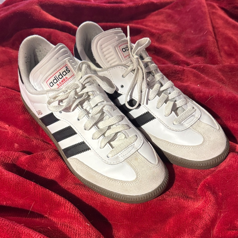 Adidas Samba size 8 men’s/size 9 1/2 women’s White and Black tennis shoes 👟
